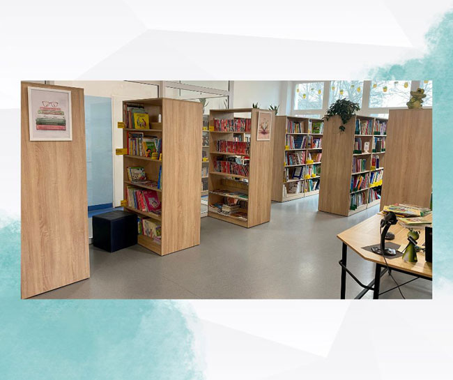 Biblioteka szkolna - regały z książkami.